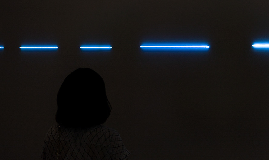 rushing_across_the_field_as_a_dotted_line_neon